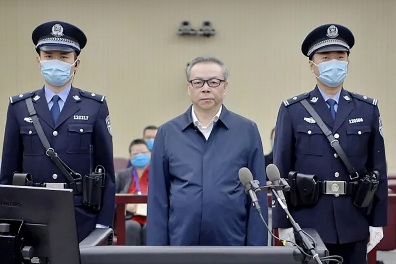 China court sentences ex-banker to death for US$260m bribes, bigamy