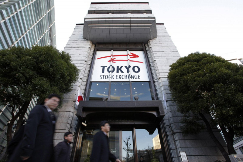 Tokyo stocks higher following record Wall St close
