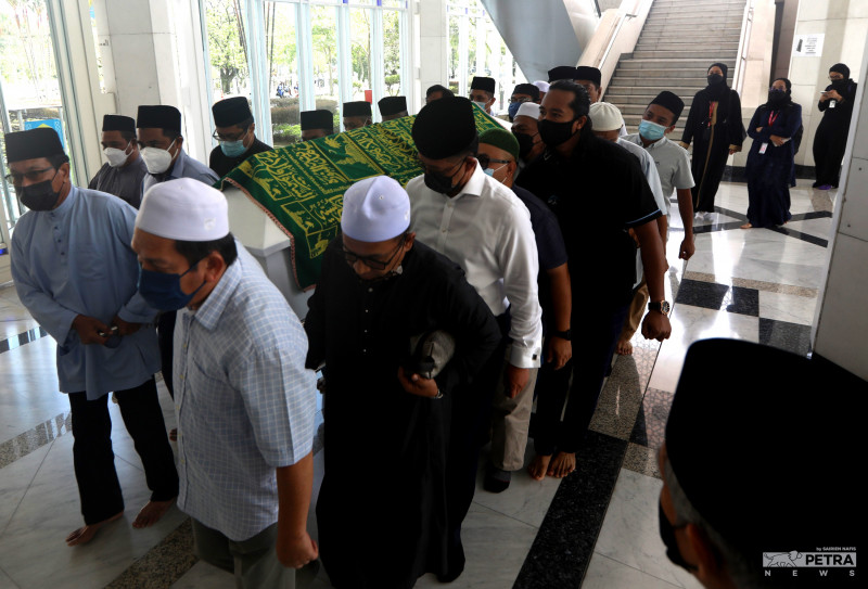 Remains of Khalid Ibrahim arrive at Masjid Sultan Salahuddin Abdul Aziz Shah