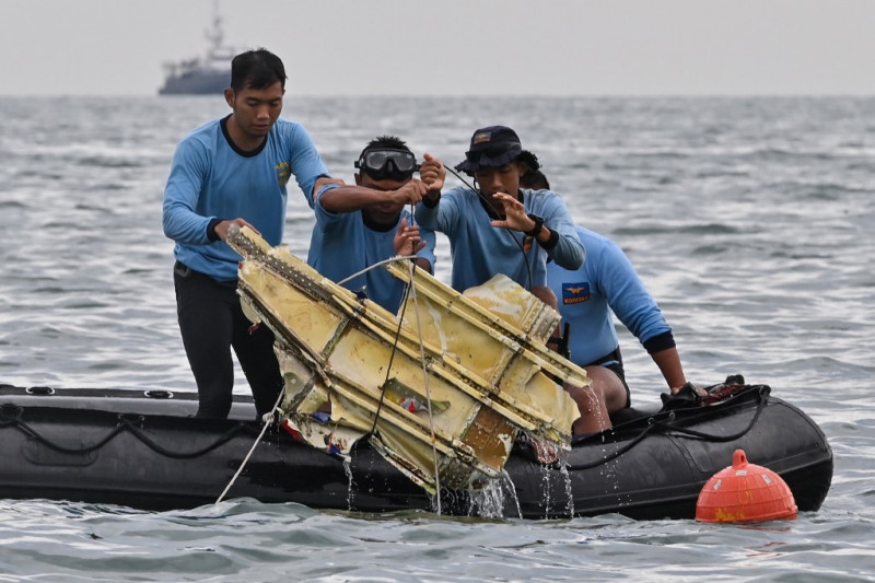 Indonesia recovers black box recorders from crashed plane