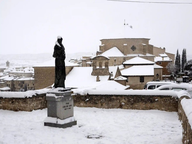 Spain races to clear snow before cold snap freezes roads