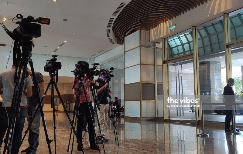 [VIDEO] Smile and nod: Perikatan leaders left Hilton KL