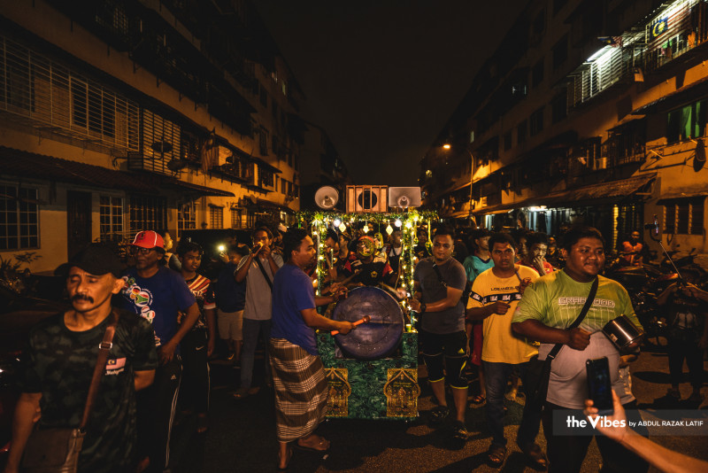 [PHOTOS] Dying tradition of kejut sahur, kept alive in Balakong’s Taman Setia