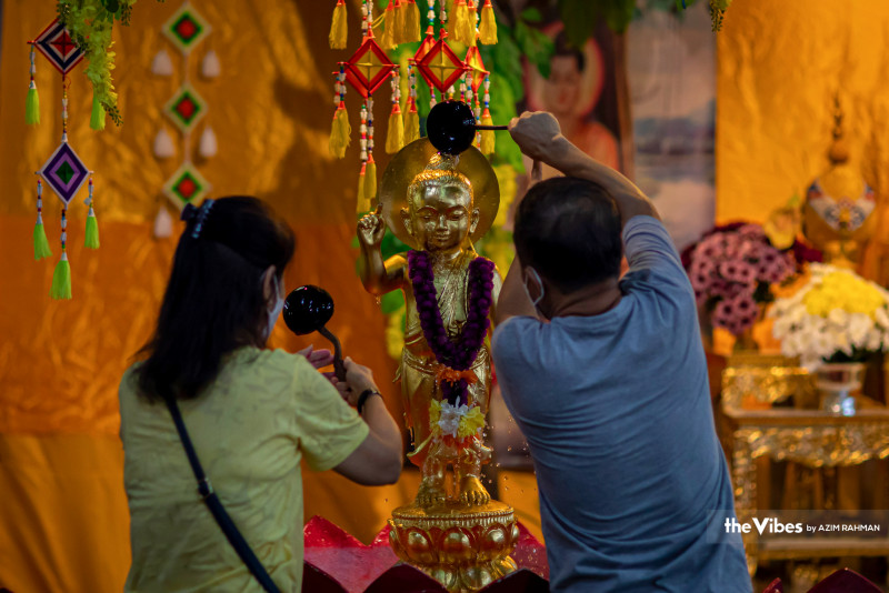 [PHOTOS] M’sian Buddhists celebrate Wesak joy in Kuala Lumpur