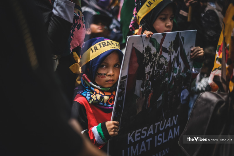 [PHOTOS] M’sian NGOs hand memo to US embassy for Al-Quds Day 