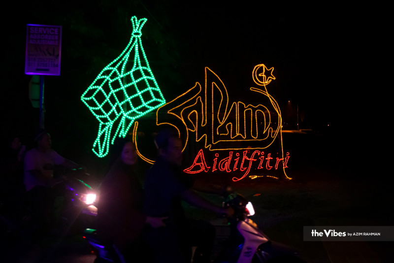 [PHOTOS] Kg Jenjarom’s festive spirit comes alive with dazzling lights 