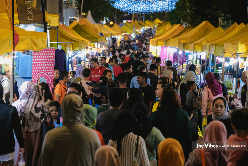 [PHOTOS] From bazaars to balik kampung: Malaysians get ready for Raya