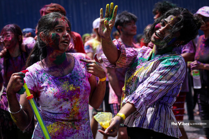 [PHOTOS] Hindus usher in spring with vibrant, energetic Holi celebration
