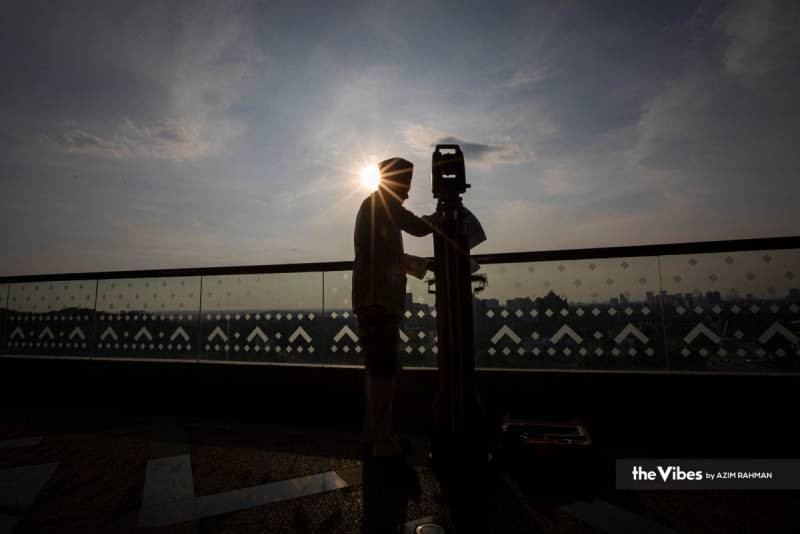 [PHOTOS] Thousands throng mosques for tarawih as Ramadan returns