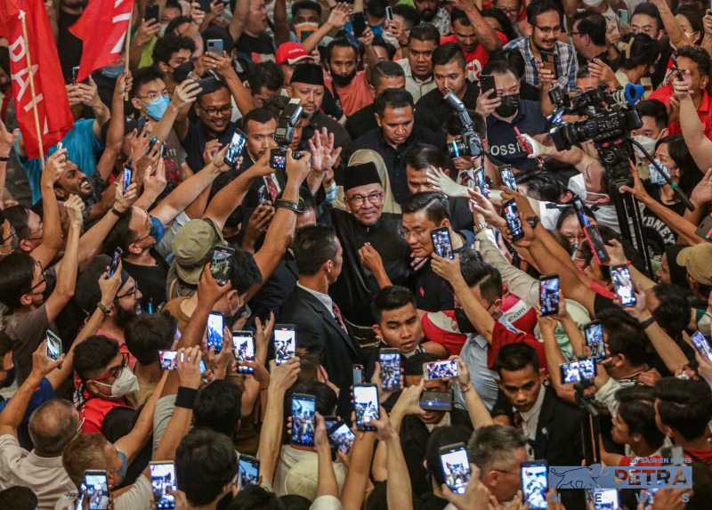 [PHOTOS] Anwar ends decades-long journey to be PM
