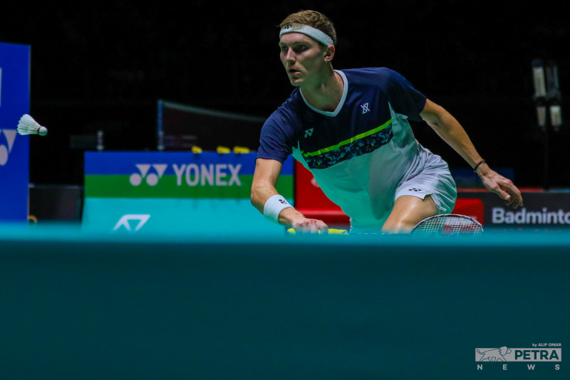 Malaysia Open: Axelsen takes on Momota in final 
