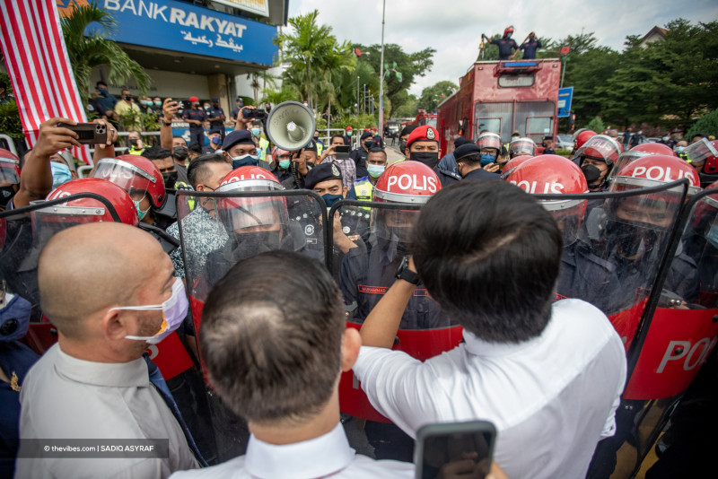 Stop the wayang kulit and step down – Charles Santiago