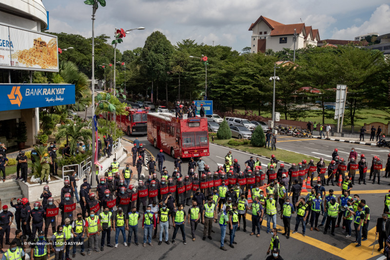 Another 7 MPs called up for questioning over march on Parliament
