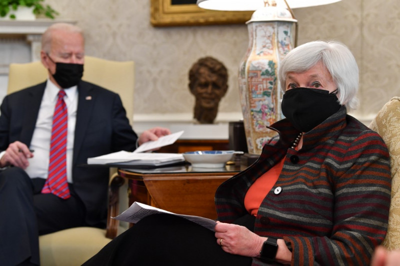 Yellen calls for regulatory meeting over US market volatility