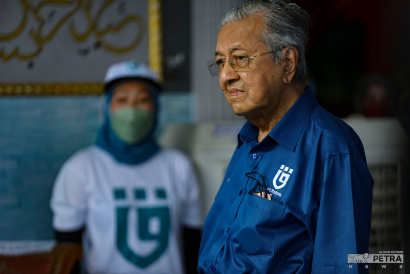 Pak Lah received RM70 mil in gifts as ‘golden handshake’: Dr Mahathir