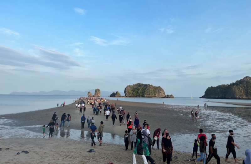 Tg Rhu Beach low-tide phenomenon will wipe out marine life