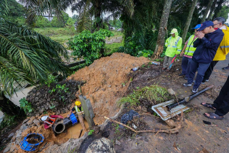 Johor floods: Chaah loses clean water after main pipeline bursts