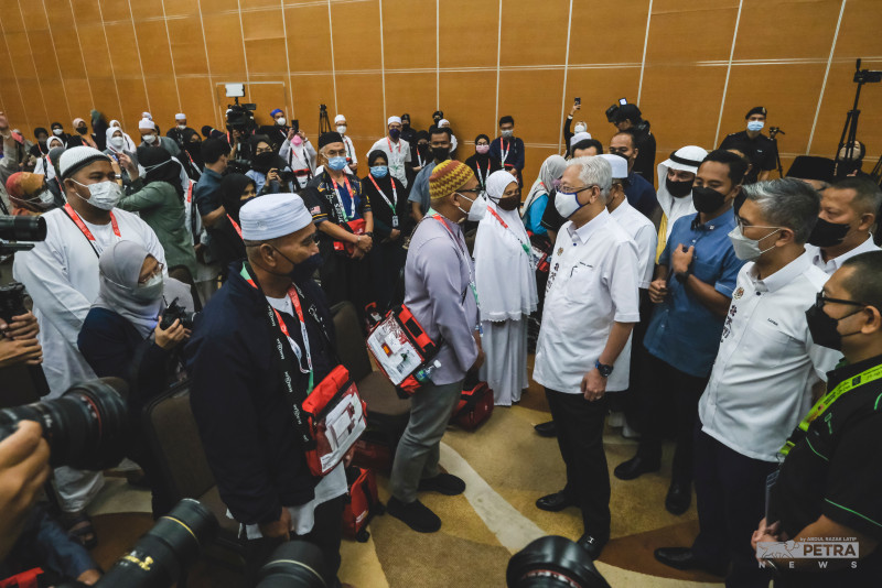 [UPDATED] PM gives warm send-off to first group of haj pilgrims