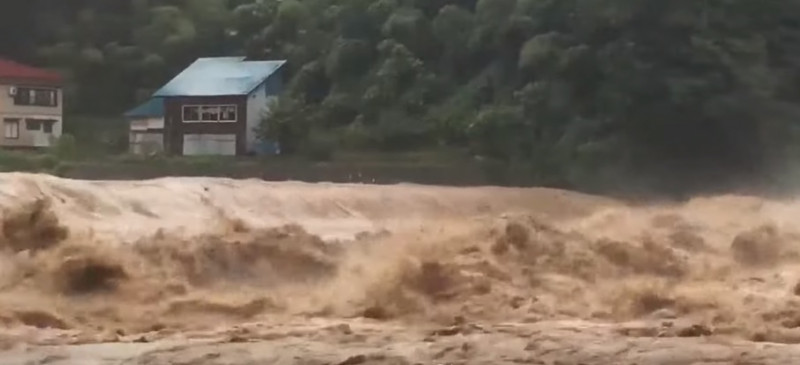 Heavy rain lashes northern Japan, 200,000 urged to evacuate