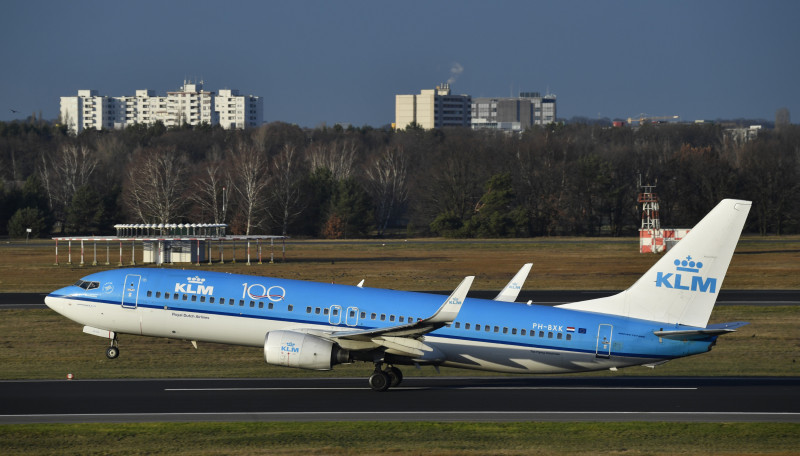 Dutch govt backs KLM bailout after pilots agree to pay cut