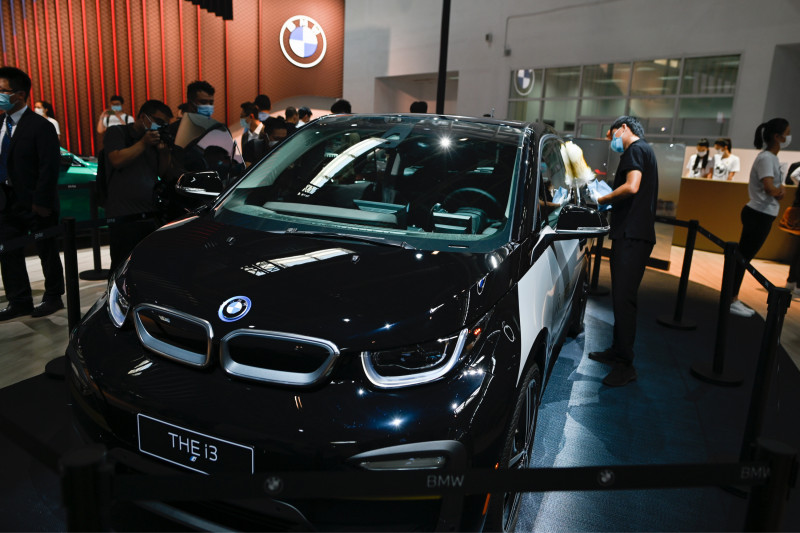 BMW Q3 profit beats expectations