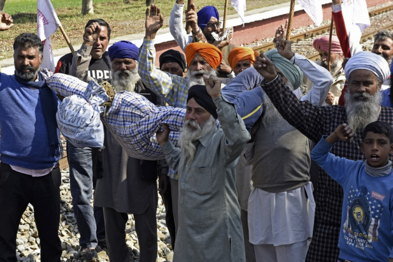 Huge police deployment counters Indian farmers’ protests