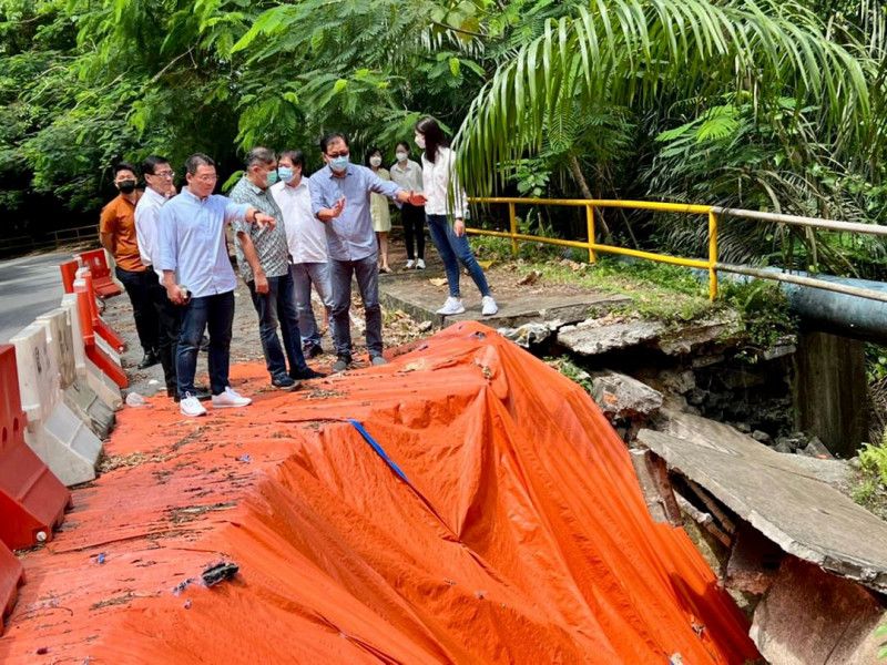 Sandakan’s collapsed Jalan Utara road left unrepaired for six months?