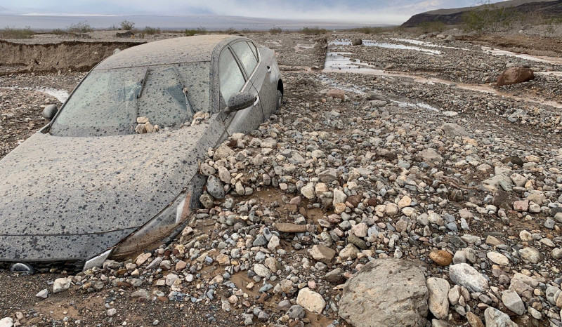 Rare flooding traps 1,000 people in US Death Valley