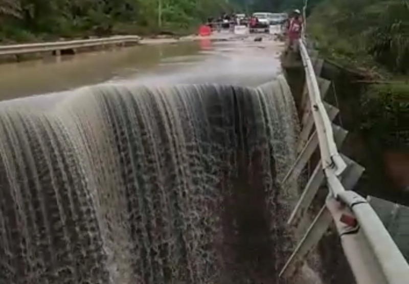 Pan Borneo Highway feeder road collapses, half swept away by severe floods