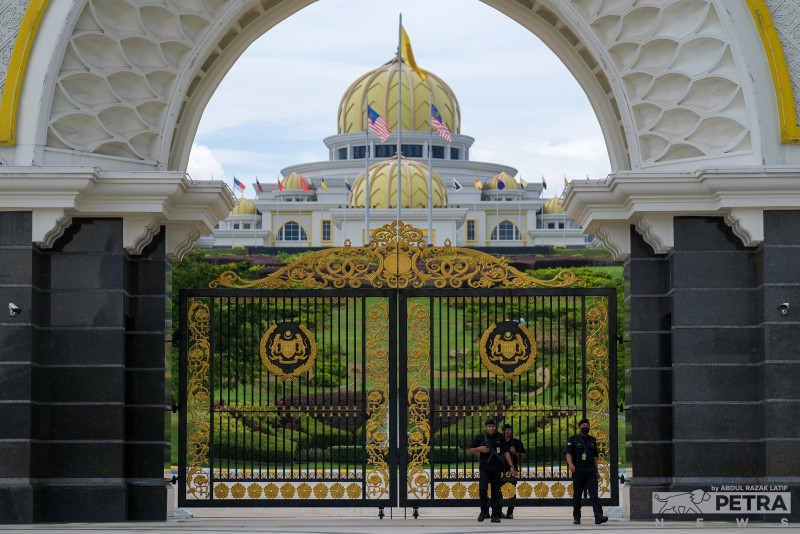 5 ministers, 5 deputy ministers take oath of office at Istana Negara