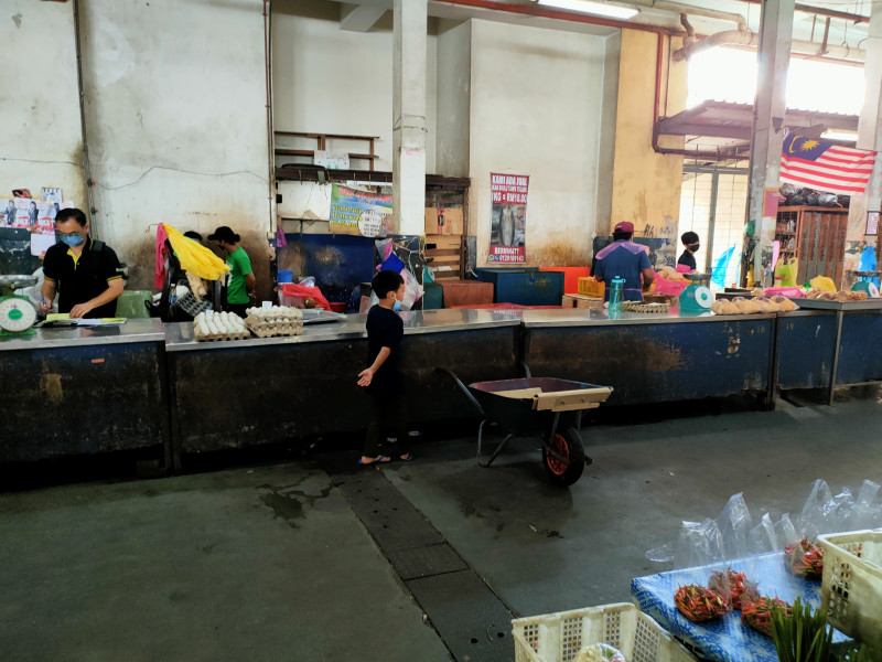 Stateless children offer ‘wheelbarrow service’ to earn a living at Sandakan market  