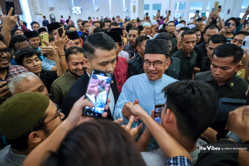 [UPDATED] Airfare subsidies for uni students make sense: Anwar