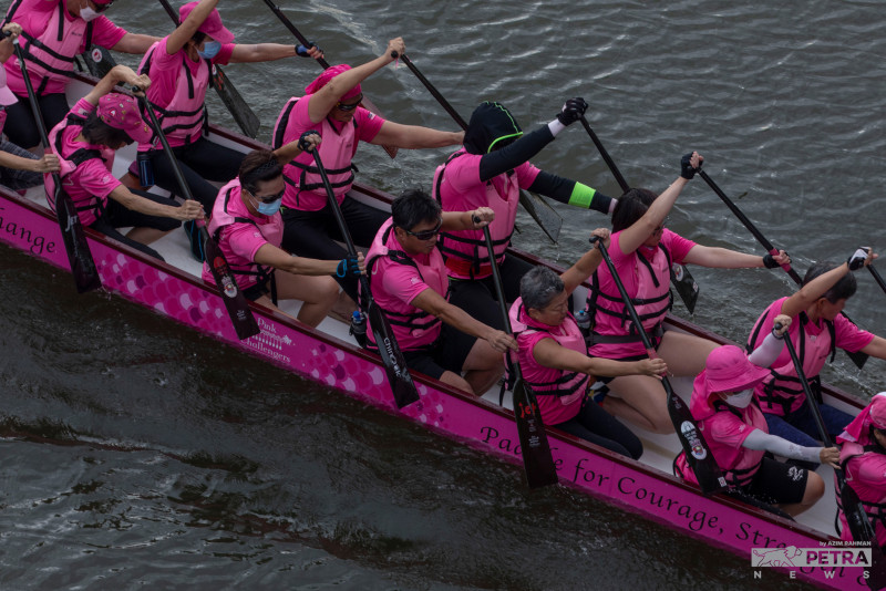 [VIDEO] Breast cancer survivors paddle to reclaim their lives