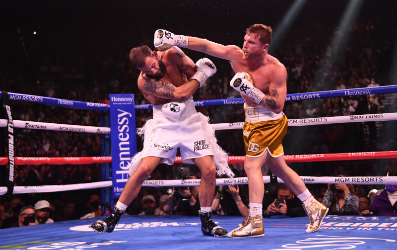 Alvarez knocks out Plant to make super middleweight history