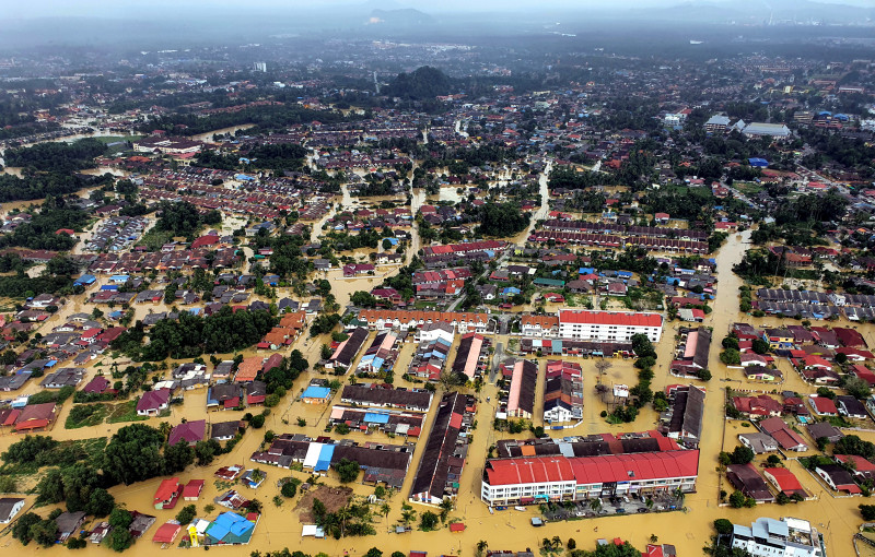 Number of evacuees at flood relief centres drops slightly