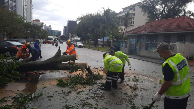 Sudden storm lashes Penang in middle of dry spell
