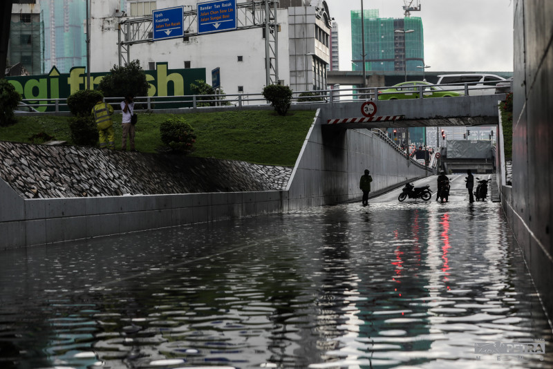 [UPDATED] Klang Valley flash floods persist, areas inundated after just one hour