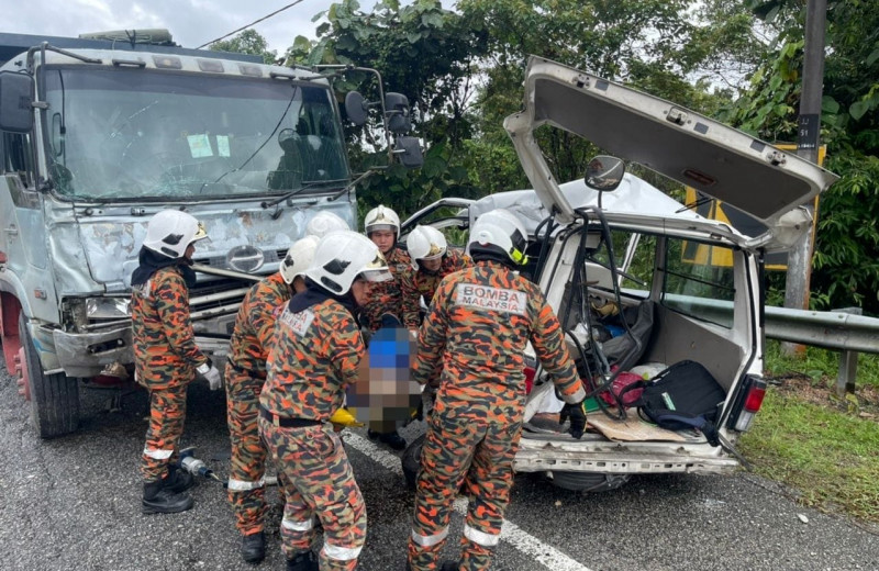 Singaporean man dies, another injured in Mersing accident