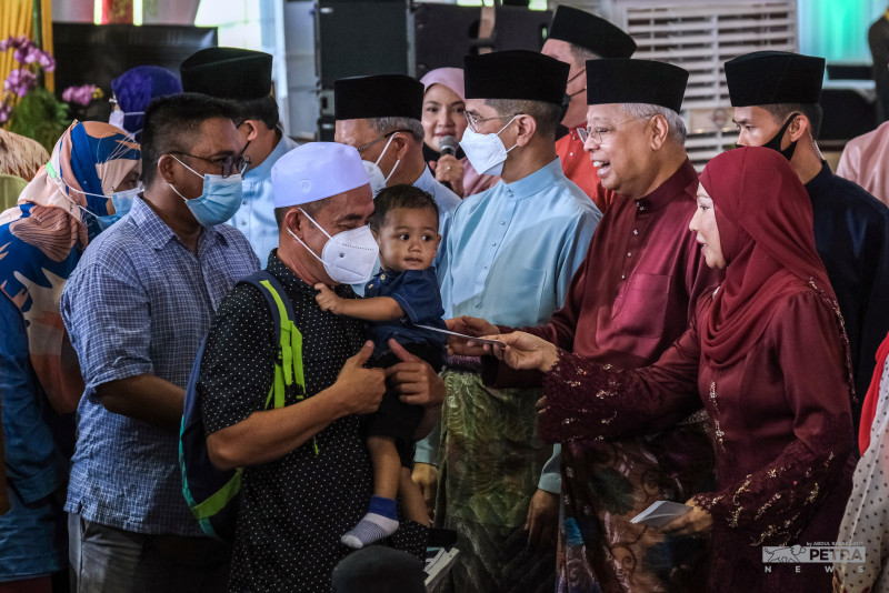 PM, cabinet hold first Aidilfitri open house in almost three years