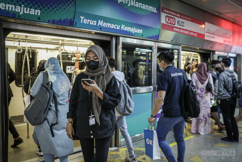 [UPDATED] Commuters left frustrated as LRT faces delays again