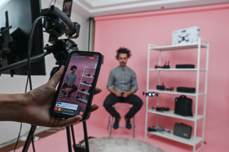 Foreigners join China’s livestream sales army
