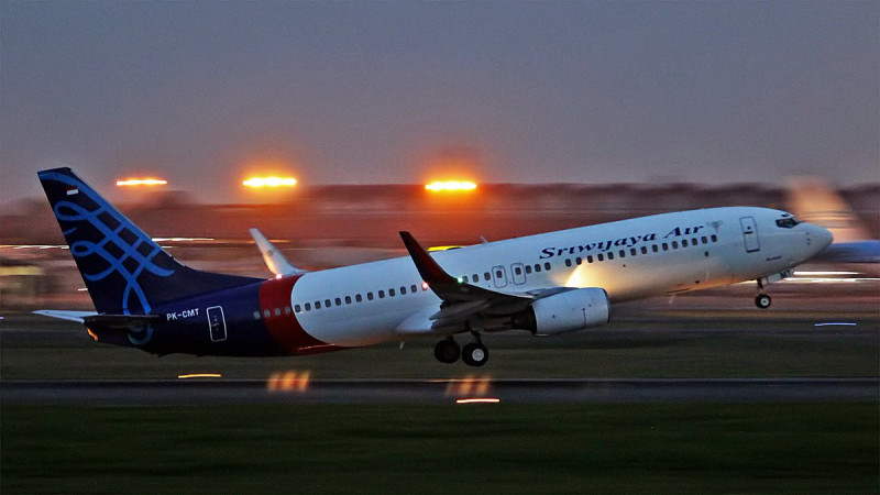 Indonesian plane feared crashed after losing contact