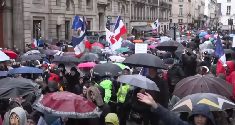 Over 100,000 march in France against Covid-19 vaccine requirements