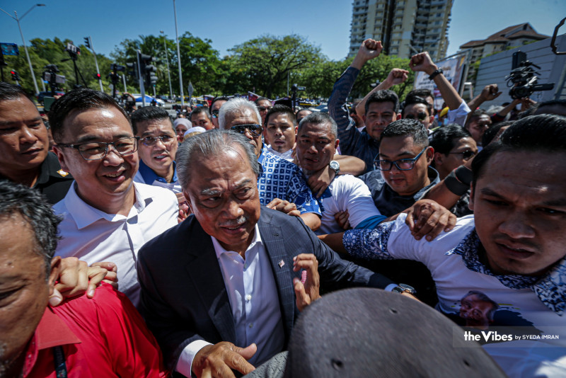 [UPDATED] Opposition cries political persecution as Muhyiddin arrives at MACC HQ