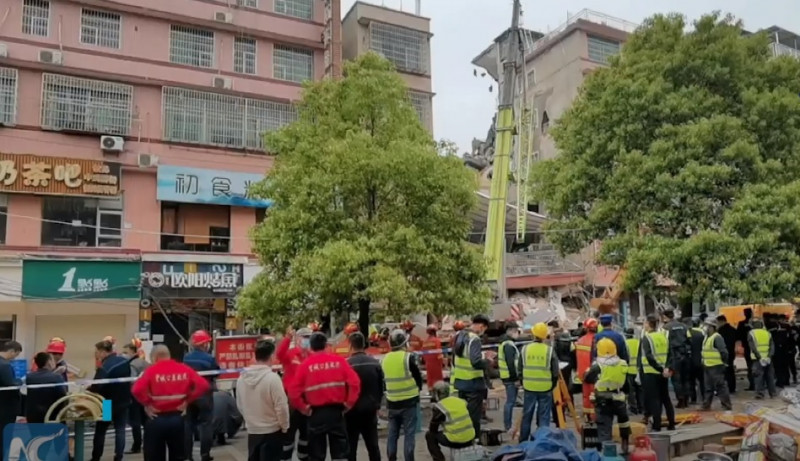 People trapped after building collapses in China