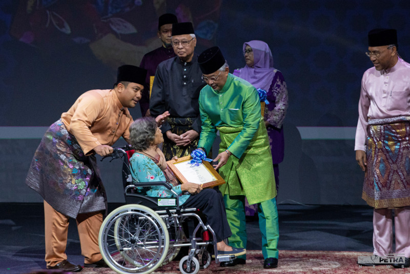 83-year-old gets Maulidur Rasul award for raising adopted Muslim daughter