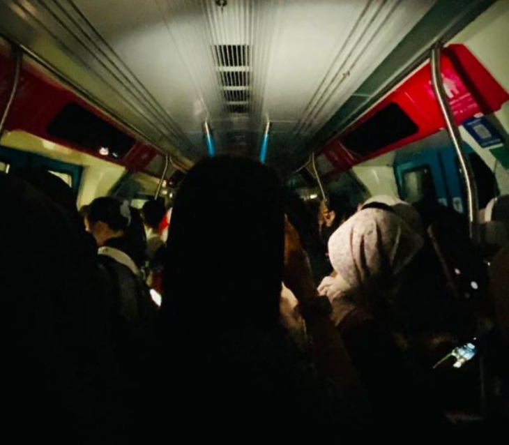 MRT suddenly stops at Bukit Bintang and all went dark (video) 