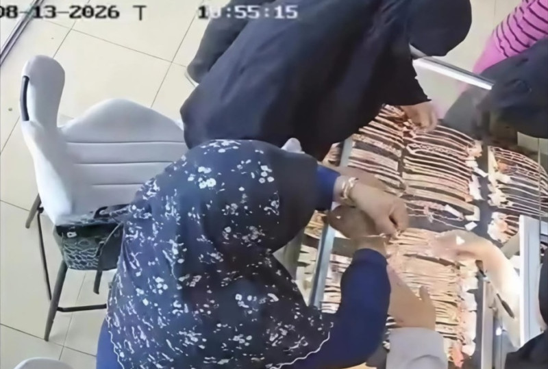 Police looking for two women who allegedly stole gold bracelet (video)