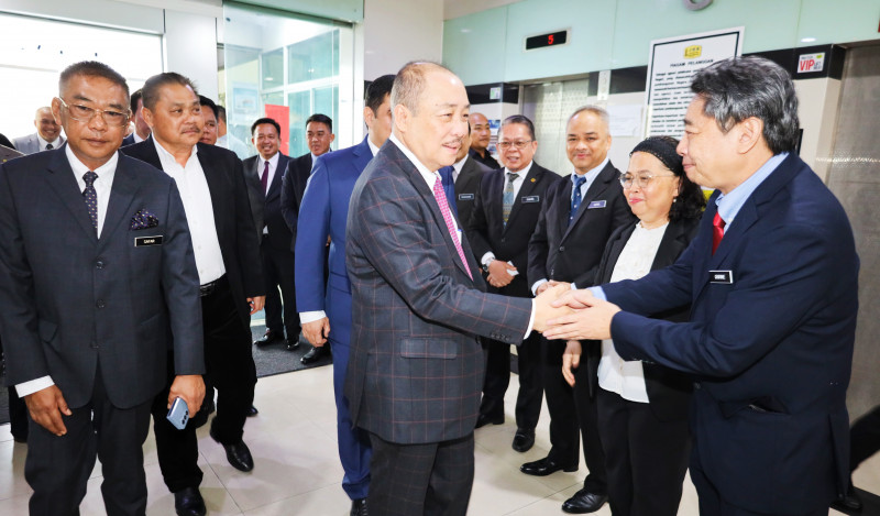 Sabah CM directs PWD to tackle Sabah’s ‘moon-like’ roads 