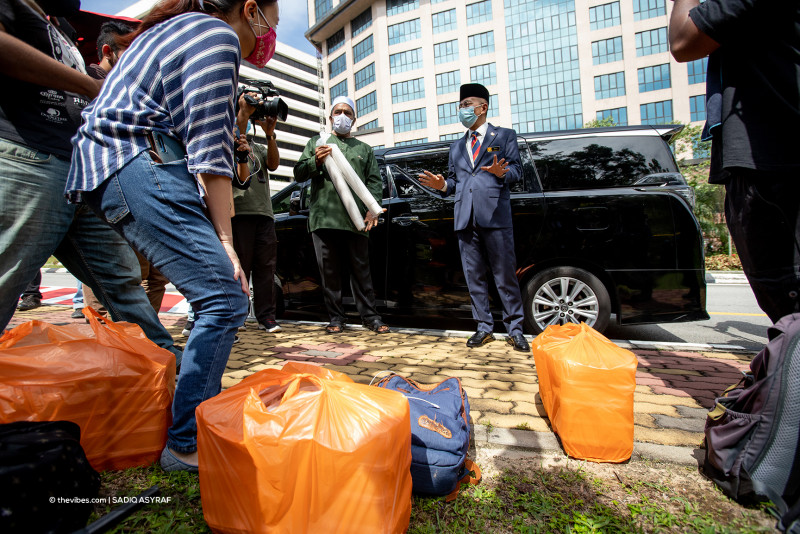 Agong treats journalists on stakeout to lunch